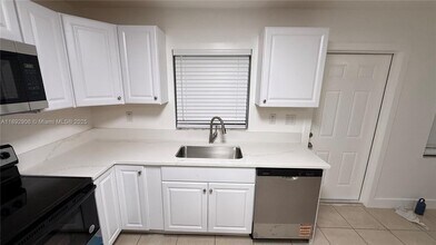 6046 SW 40th St in Miramar, FL - Building Photo - Building Photo