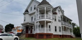 343 Broadway, Unit Unit 2R in Pawtucket, RI - Building Photo