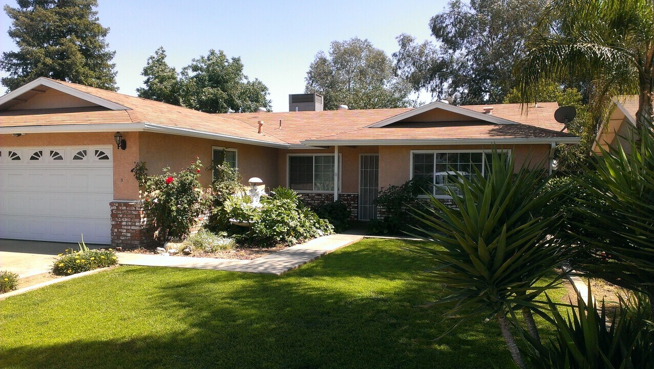1337 E Birch Ave in Tulare, CA - Building Photo