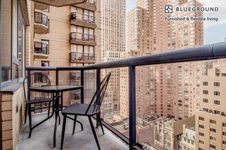 235 W 48th St in New York, NY - Foto de edificio - Building Photo