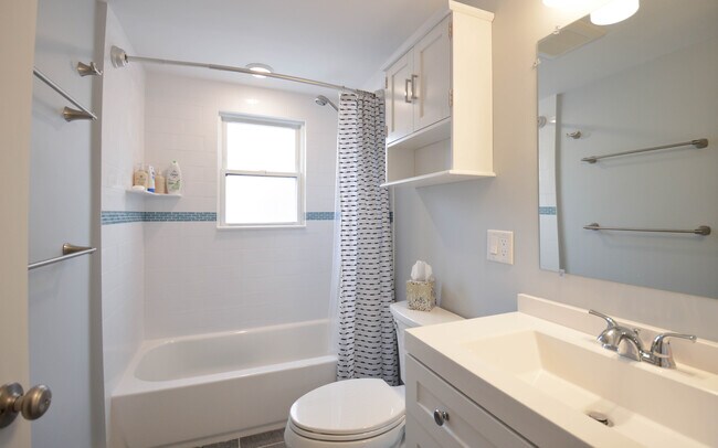 142 Salisbury Rd, Unit 1 in Brookline, MA - Building Photo - Building Photo