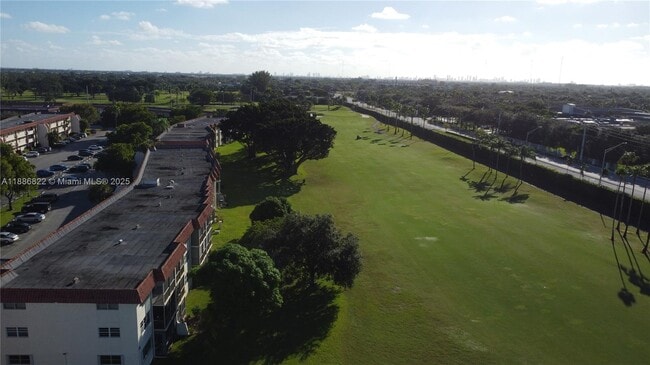 9820 S Hollybrook Lake Dr in Pembroke Pines, FL - Building Photo - Building Photo