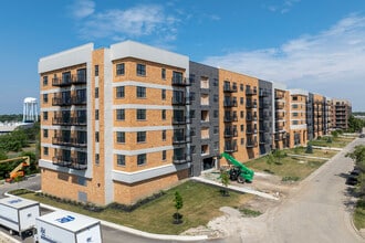 Cardinal Square - Building C in Mundelein, IL - Foto de edificio - Building Photo