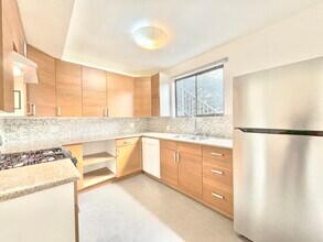 357 S Elm Dr in Beverly Hills, CA - Foto de edificio - Building Photo