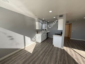 43413 30th St W-Unit -Unit #2 in Lancaster, CA - Foto de edificio - Building Photo