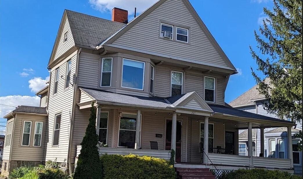 205 Seminary St in Berea, OH - Building Photo