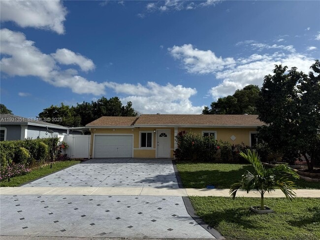 333 SW 80th Terrace in North Lauderdale, FL - Building Photo - Building Photo