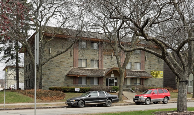2920 W Highland Blvd in Milwaukee, WI - Building Photo - Building Photo