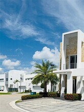 10359 NW 67th Terrace in Doral, FL - Building Photo - Building Photo