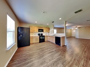 1741 Trego Dr in Justin, TX - Foto de edificio - Building Photo