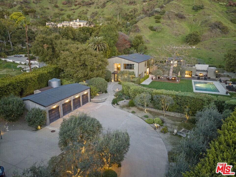 3270 Serra Rd in Malibu, CA - Building Photo