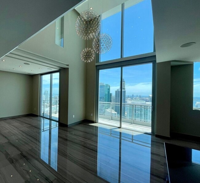 92 SW 3rd St, Unit PH5213 in Miami, FL - Foto de edificio - Building Photo