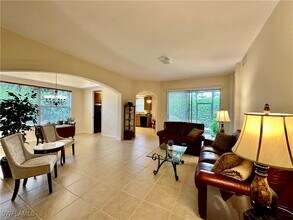 1305 Mariposa Cir in Naples, FL - Foto de edificio - Building Photo