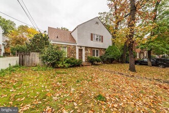 1239 S Oakcrest Rd in Arlington, VA - Building Photo - Building Photo