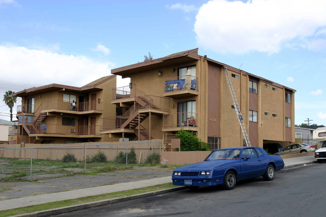 Estrella Senior Apartments in San Diego, CA - Foto de edificio - Building Photo