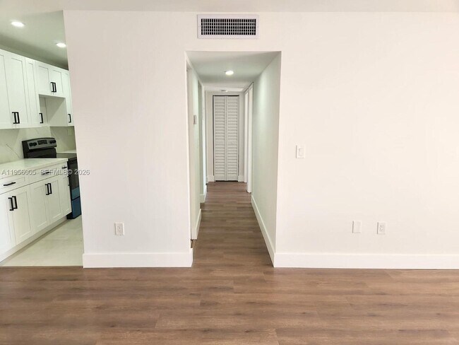 295 NW 72nd Ave in Miami, FL - Foto de edificio - Building Photo