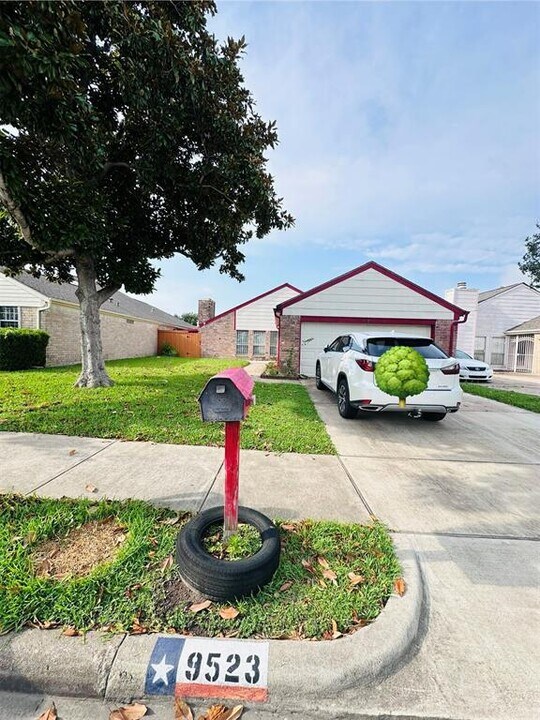 9523 Stroud Dr in Houston, TX - Building Photo