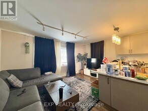 5 Paisley Blvd E in Mississauga, ON - Building Photo - Building Photo