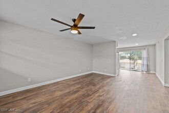 1560 Colonial Blvd in Ft. Myers, FL - Foto de edificio - Building Photo