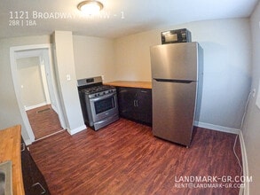 1121 Broadway Ave NW in Grand Rapids, MI - Building Photo - Building Photo