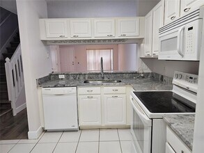2252 Lake Woodberry Cir in Brandon, FL - Building Photo - Building Photo