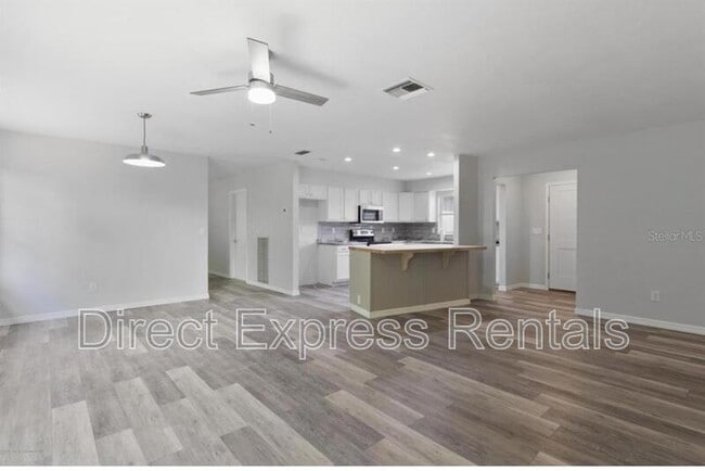 4545 Crescent Rd in Spring Hill, FL - Foto de edificio - Building Photo
