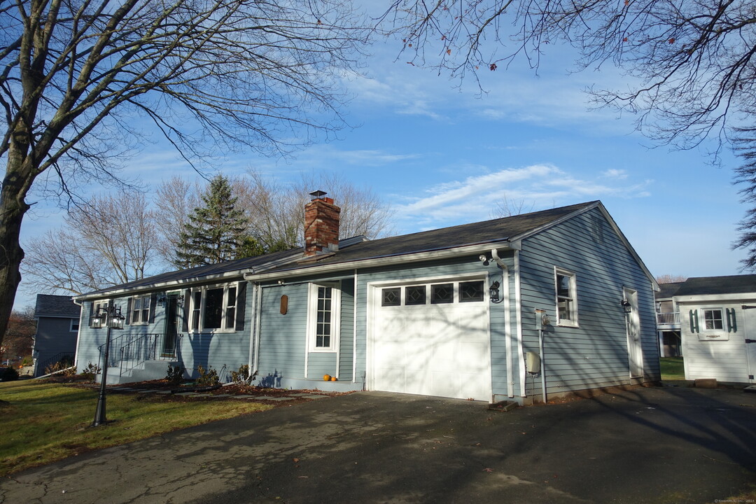 135 Cambridge Dr in Glastonbury, CT - Building Photo