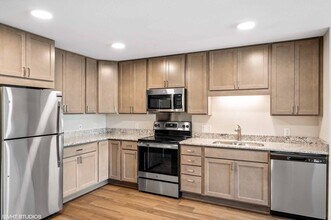 Lica Apartments in Little Canada, MN - Foto de edificio - Building Photo