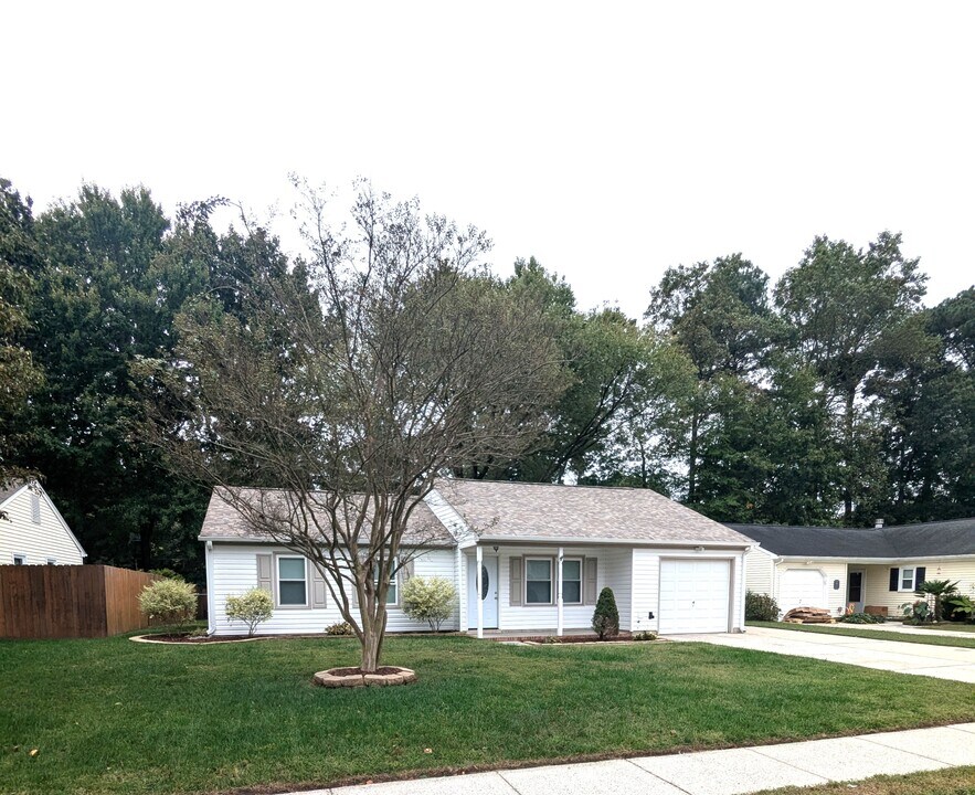107 Sandy Lake Dr in Hampton, VA - Building Photo