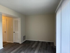 6621 Stoney Point S in Norfolk, VA - Building Photo - Building Photo