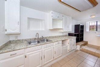 5845 S Mansfield Ave in Los Angeles, CA - Building Photo - Building Photo