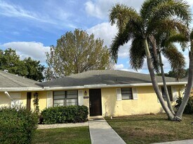 1253 White Pine Dr in Wellington, FL - Building Photo