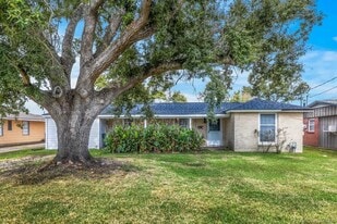 417 E Claude St in Lake Charles, LA - Building Photo