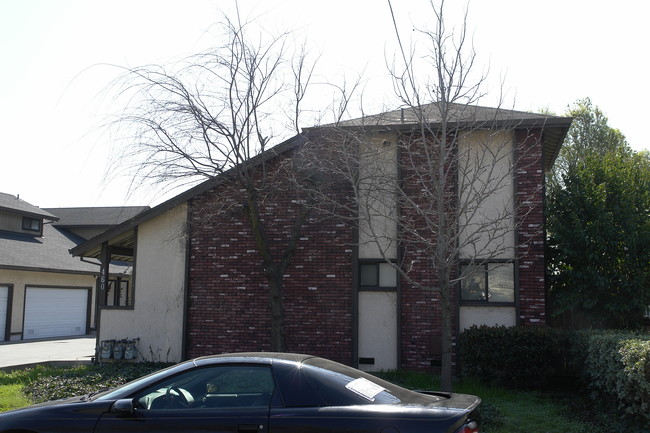 460 Harris Rd in Hayward, CA - Foto de edificio - Building Photo