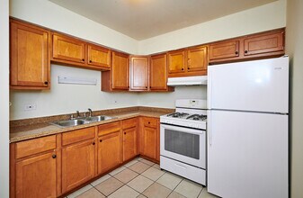2411 W Fargo Ave in Chicago, IL - Building Photo - Building Photo