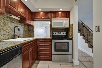 4600 SW 67th Ave in Miami, FL - Building Photo - Building Photo