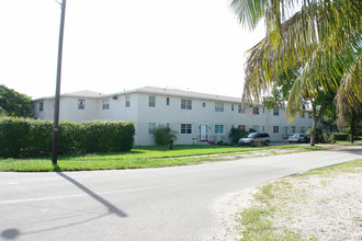 12315 NE 9th Ave in Miami, FL - Foto de edificio - Building Photo