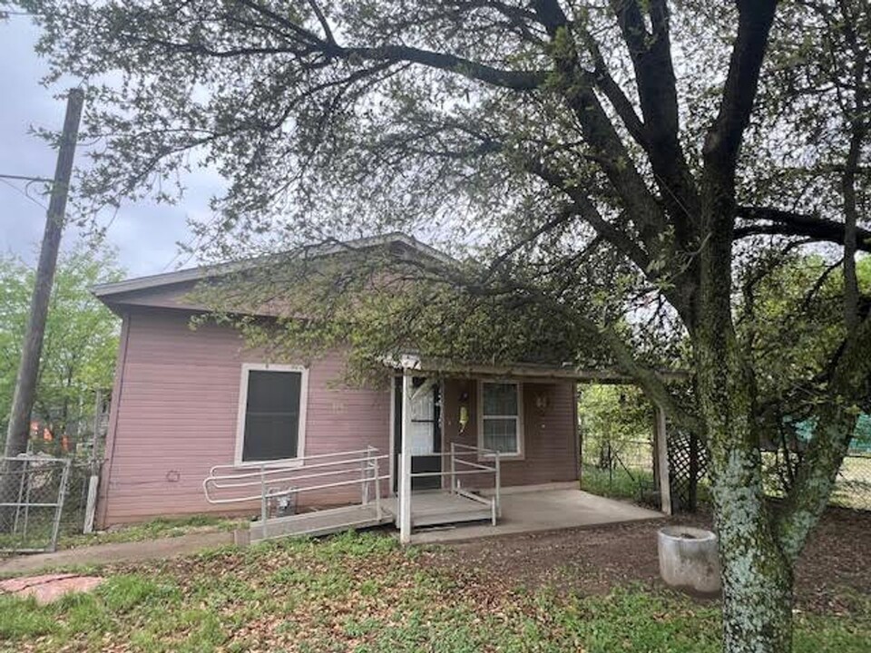 1321 E League St in Waco, TX - Foto de edificio
