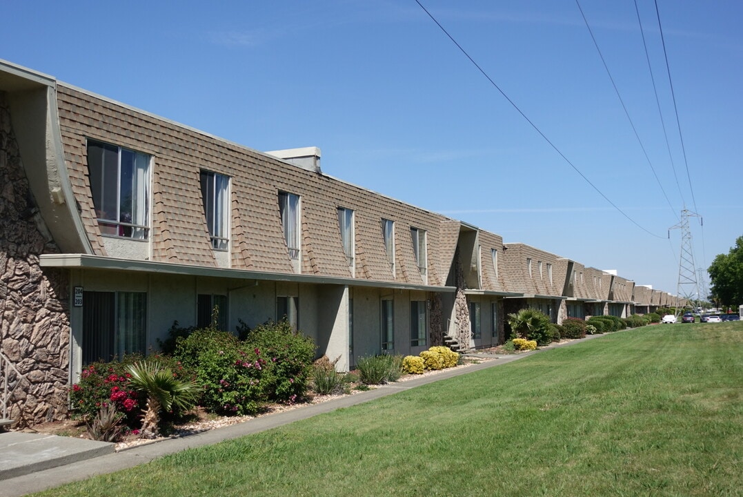 Stonegate Apartments in Sacramento, CA - Foto de edificio