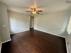1609 Las Vegas Trail in Wichita Falls, TX - Building Photo - Building Photo