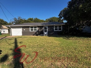 1201 W Long in Stephenville, TX - Building Photo - Building Photo