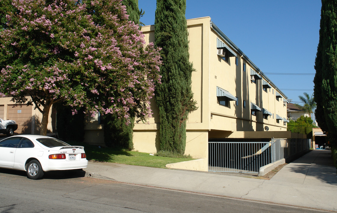 332 Cornell Dr in Burbank, CA - Foto de edificio