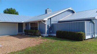 3096 SE Glasgow Dr in Stuart, FL - Building Photo