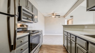 St. Moritz Apartments in Lakewood, CO - Foto de edificio - Building Photo