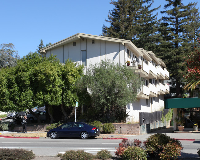 2 Terrace Ave in Greenbrae, CA - Foto de edificio - Building Photo