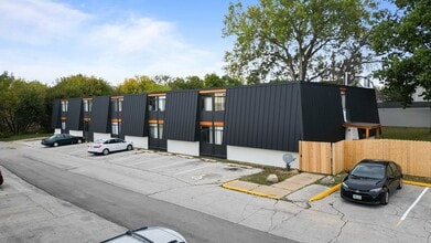 Urban Heights in Urbandale, IA - Building Photo - Building Photo