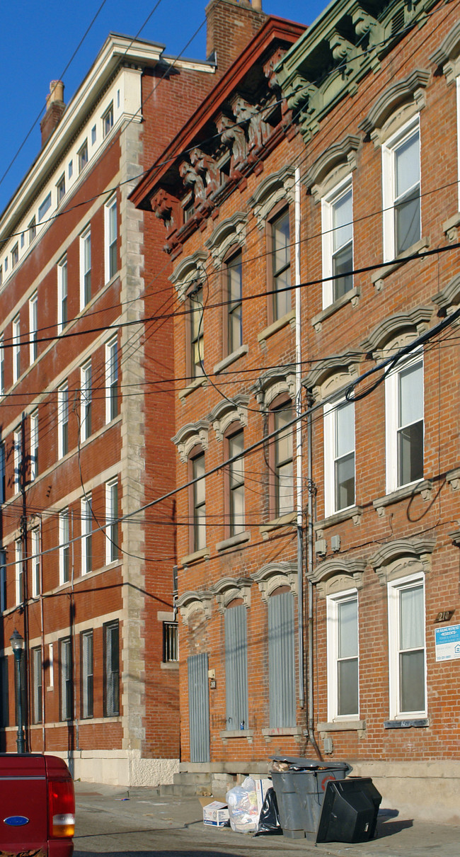 208 E Thirteenth St in Cincinnati, OH - Building Photo - Building Photo