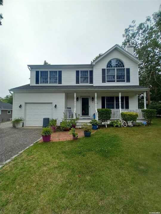 9 Bayberry Rd in Hampton Bays, NY - Building Photo