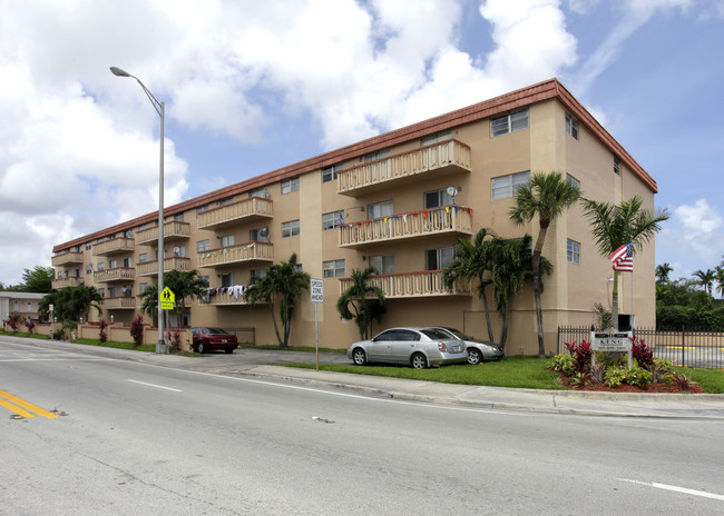 Royal King Apartments in North Miami, FL - Building Photo - Building Photo