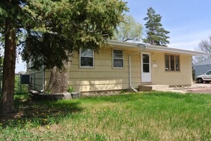 1308 Tuxedo Rd NW in Minot, ND - Building Photo